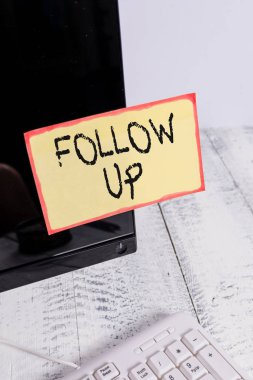 Kelime yazma metni Takip Et. Zaten beyaz klavye yakınındaki siyah bilgisayar monitör ekranına bantlanmış Notation kağıt başlatıldı bir şey devamı için İş kavramı.