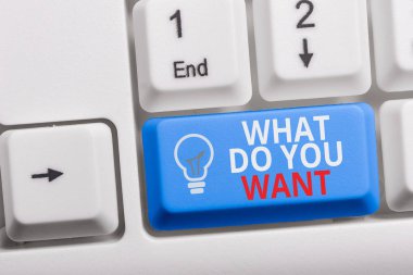 Ne İstiyorsanız gösteren not yazma. Birisine bir şey sunmak veya beyaz arka plan tuşu kopyalama alanı üzerinde not kağıdı ile ihtiyaç klavye soran için kullanılan İş fotoğraf vitrin.