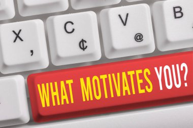 Kelime yazma metni Ne Motive Youquestion. Her sabah beyaz arka plan tuşu kopyalama alanı nın üzerinde boş not kağıdı ile uyanmak istediğiniz nedenlerle iş konsepti.