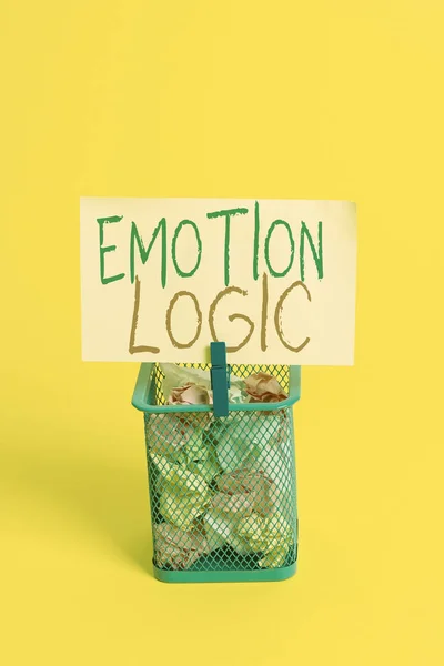 Texto de caligrafia Emotion Logic. Conceito que significa Coração ou Cérebro Alma ou Inteligência Confusão Equal Balance Lixeira enrugada papel clothespin vazio lembrete material de escritório amarelo . — Fotografia de Stock