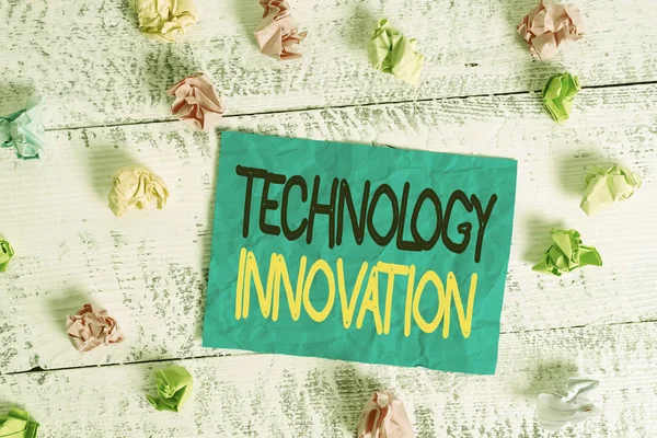 Word írás szöveg Technology Innovation. Üzleti koncepció jelentős technológiai változások termékek gyűrött színes téglalap alakú négyzet alakú emlékeztető papír fehér fa íróasztal. — Stock Fotó