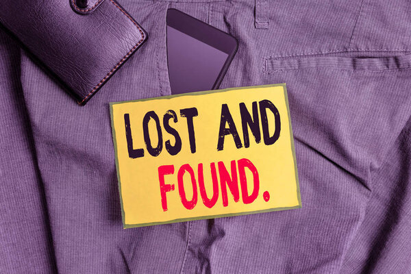 Концептуальный почерк, показывающий потерянное и найденное. Деловое фото, показывающее место, где хранятся потерянные вещи, пока они не восстановили смартфон устройства внутри брюк переднего кармана с кошельком
.