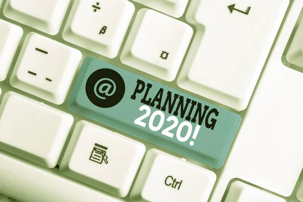 Textový znak zobrazující plánování 2020. Konceptuální fotografický proces tvorby plánů na něco příštího roku, bílá PC klávesnice s prázdným papírovým papírem nad bílým klíčem na kopírování. — Stock fotografie