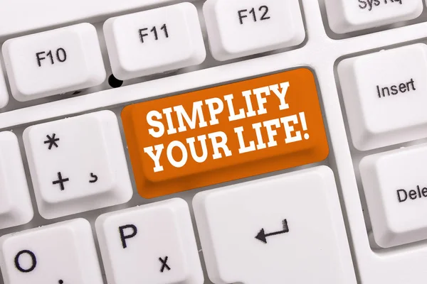 手写文本简化你的生活。概念意义聚焦于重要，让别人担心少白电脑键盘，空白笔记纸上方白色背景键复制空间. — 图库照片
