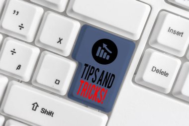 El yazısı metin İpuçları Ve Tricks. Kavram anlamı parça tavsiye belki öneri nasıl beyaz arka plan tuş kopyalama alanı üzerinde boş not kağıdı ile Beyaz pc klavye geliştirmek anlamına gelir.