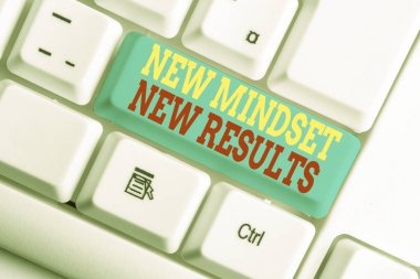 Yeni Mindset Yeni Sonuçları gösteren metin işareti. Kavramsal fotoğraf engelleri beyaz arka plan tuş kopyalama alanı üzerinde boş not kağıdı ile başarı Beyaz pc klavye ulaşmak için fırsatlar vardır.