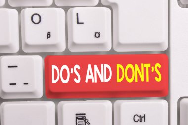 Bazı faaliyet veya eylemlerle ilgili Kuralları veya gelenekleri sergileyen Do S And Dont S. Business fotoğrafını gösteren not yazma Beyaz bilgisayar klavyesi beyaz arka planın üzerinde not kağıdı ile.