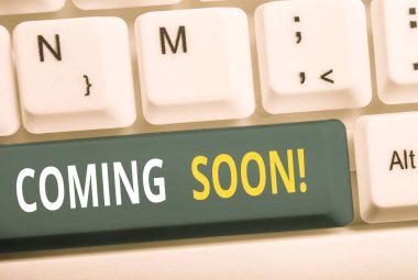 Kelime yazma metni Yakında. Gerçekten kısa bir süre sonra olacak olay veya eylem için Iş konsepti Beyaz bilgisayar klavyesi beyaz arka plan tuşu kopyalama alanı üzerinde boş not kağıdı ile.