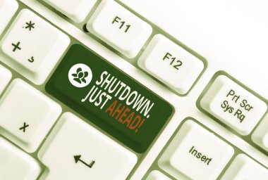 Kapatma Just Ahead gösteren kavramsal el yazısı. İş fotoğraf metin kapatma fabrika iş ya kısa zaman ya da sonsuza kadar Beyaz pc klavye beyaz arka plan üzerinde not kağıdı ile.