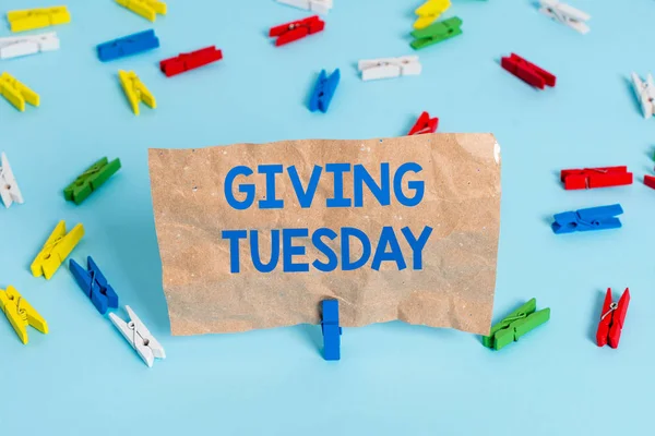 Señal de texto que muestra Giving Tuesday. Foto conceptual Día internacional de la caridad que da activismo Hashtag Papeles de pinza de ropa coloreados recordatorio vacío azul piso fondo oficina pin . —  Fotos de Stock