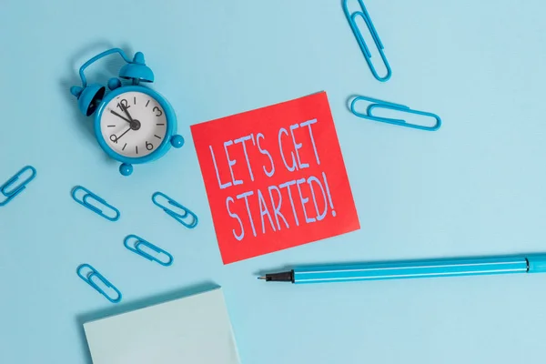 Conceptuele hand schrijven laat S aan de slag. Zakelijke foto presenteren aanmoedigen iemand om te beginnen met het doen van iets wekker Kladblok Sticky Note marker gekleurde achtergrond. — Stockfoto