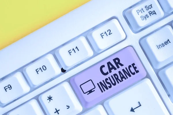 Nota de escritura que muestra el seguro de coche. Foto de negocios mostrando Cobertura de accidentes Política integral Garantía del vehículo de motor Teclado blanco para PC con papel de nota sobre el fondo blanco . — Foto de Stock