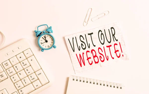 Nota di scrittura che mostra Visita il nostro sito web. Business photo in mostra visitatore che arriva al sito web e procede a navigare carta bianca con spazio di copia sul tavolo con orologio e tastiera del pc . — Foto Stock