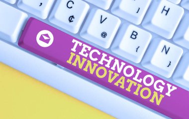 Kelime yazma metin Teknoloji Yenilik. Ürünlerin önemli teknolojik değişiklikler için Iş konsepti Beyaz pc klavye beyaz arka plan anahtar kopyalama alanı üzerinde boş not kağıdı ile.