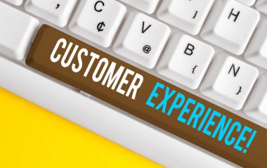 El yazısı metin Müşteri Deneyimi. Kavram anlamı organizasyon ve alıcı arasındaki etkileşimin ürünü Beyaz pc klavye beyaz arka plan anahtar kopyalama alanı üzerinde boş not kağıdı ile.