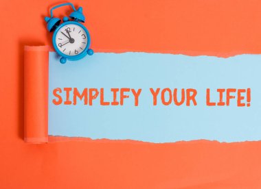 Hayatınızı Basitleştirin gösteren kavramsal el yazısı. Önemli odaklanmış iş fotoğrafı metni ve başka birinin daha az olanlar hakkında endişelenmesine izin.