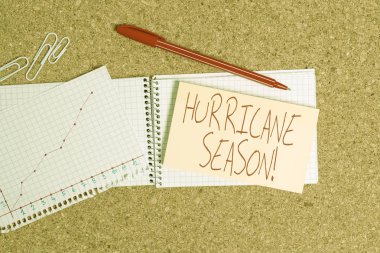 Kelime yazma metin Hurricane Season. Çoğu tropikal siklonlar Desk defter kağıt ofis karton karton karton çalışma malzemeleri tablo grafik geliştirmek için beklenen zaman için iş kavramı.