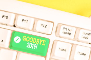 Güle Güle 2019'u gösteren metin işareti. Kavramsal fotoğraf ayrılırken veya geçen yılın sonunda beyaz arka plan tuşu kopyalama alanı üzerinde boş not kağıdı ile Beyaz pc klavye iyi dileklerini ifade.