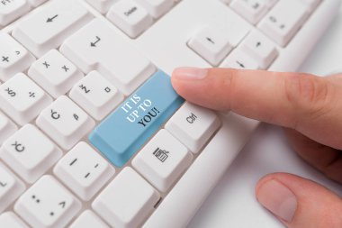 Size Kalmış Olduğunu gösteren metin işareti. Kavramsal fotoğraf Beyaz arka plan tuşu kopyalama alanı nın üzerinde boş not kağıdı ile Beyaz pc klavye karar vermek için biri olduğunu göstermek için kullanılır.