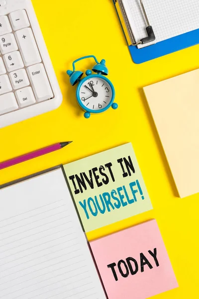 Концептуальный почерк, показывающий Invest In Yourself. Текст бизнес фото nvesting в тренере или обучение, чтобы узнать новые вещи скомканная белая бумага на стол часы мобильных и ПК клавиатуры . — стоковое фото