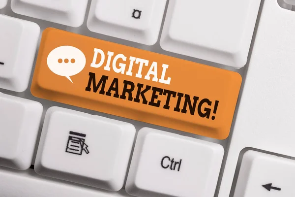 Signo de texto que muestra Marketing Digital. Productos o servicios conceptuales del mercado fotográfico que utilizan tecnologías en el teclado blanco de la PC del Internet con el papel de nota vacío sobre el espacio de copia de la llave del fondo blanco . — Foto de Stock