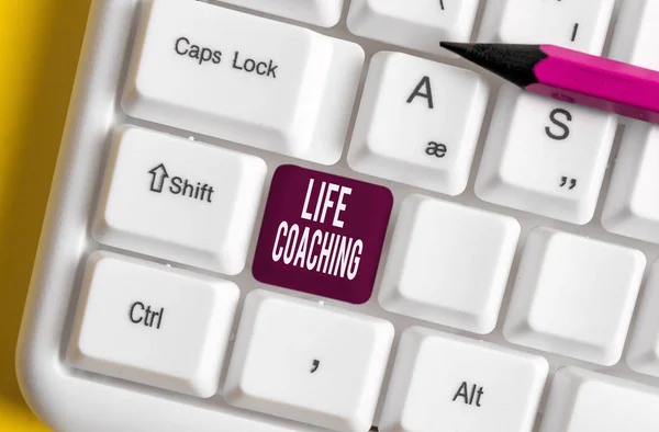 Manuscrito texto escrevendo Life Coaching. Conceito significado Melhorar vidas por desafios Encoraja-nos em nossas carreiras Teclado pc branco com papel de nota vazio acima do espaço de cópia de chave de fundo branco . — Fotografia de Stock