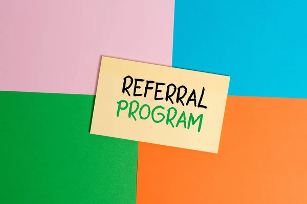 Szöveges jel mutatja Referral program. Konceptuális fotó alkalmazottak jutalmazzák bevezetésének megfelelő toboroz Office-készülék színes négyzet asztal tanulmányi kellékek üres papír matrica. — Stock Fotó