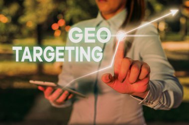 Geo Hedeflemegösteren kavramsal el yazısı. İş fotoğraf metin Dijital Reklamlar Görüntüleme Ip Adresi Adwords Kampanyalar Yer.