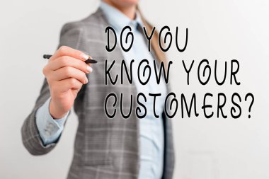 Müşterilerinizi Tanıyın sorusunu gösteren not yazma. Bir müşteri yi tespit etmek isteyen iş fotoğrafı vitrine çıkan doğa İş kadını kalemle boş alanı işaret ediyor.