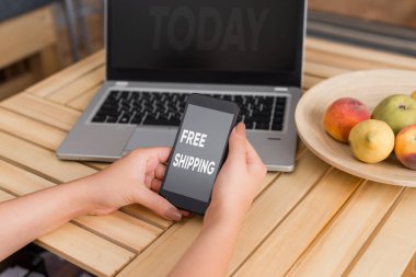 Ücretsiz Nakliye gösteren kavramsal el yazısı. Laptop akıllı telefon ve ofis malzemeleri teknolojisi ile Freight Cargo Consignment Konsinye Yük Taşıma Cartage kadın vitrine.