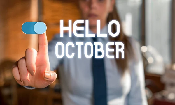 Textschild mit Hallo Oktober. konzeptionelles Foto letztes Viertel zehnter Monat 30 Tage Saisongruß verschwommene Frau im Hintergrund, die mit dem Finger in den leeren Raum zeigt. — Stockfoto