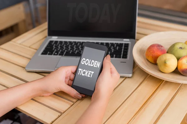 Conceptuele hand schrijven met gouden ticket. Zakelijke fotopresentatie regen Controleer toegang VIP Passport Box kantoorstoel evenement vrouw met laptop smartphone en kantoorbenodigdheden technologie. — Stockfoto