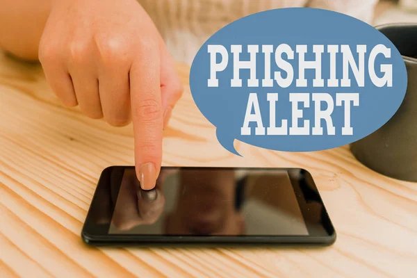 Textzeichen mit Phishing-Alarm. konzeptionelle Foto bewusst zu betrügerischen Versuch, sensible Informationen zu erhalten Frau mit Smartphone Büro liefert technologische Geräte im Haus. — Stockfoto