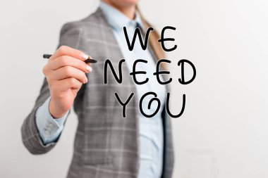 Sana İhtiyacımız Olduğunu gösteren bir not yazıyorum. Görev veya yükümlülüğüihtiyaçlarını karşılamak için vitrinE İş kadını kalemle boş alana işaret.