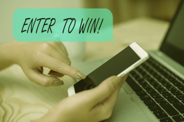 Enter To Win'i gösteren kavramsal el yazısı. Dizüstü akıllı telefon ve ofis malzemeleri teknolojisi ile ödül şansı kazanan kadın için bir değer alışverişi İş fotoğraf metin.