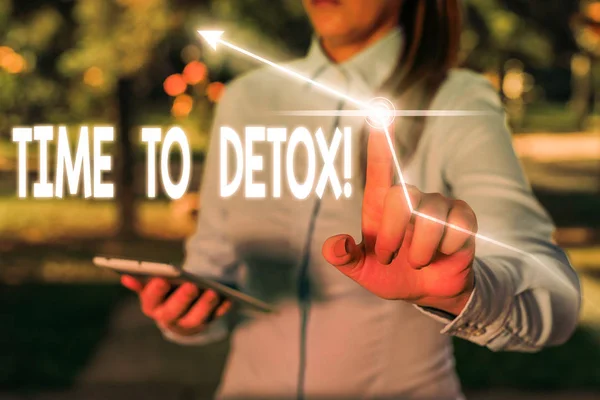 Zapisuje se Poznámka ukazující čas na Detox. Předvádění fotografií, když očistit tělo toxinu nebo přestat konzumovat drogy. — Stock fotografie