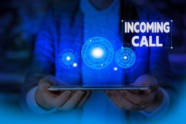 Gelen Çağrı yazma el yazısı metin. Kavram anlamı Gelen Arayan Kimliği Telefon Sesli Mesaj Vidcall Kadın akıllı cihaz kullanarak sunum sunan resmi iş elbisesi giymek.