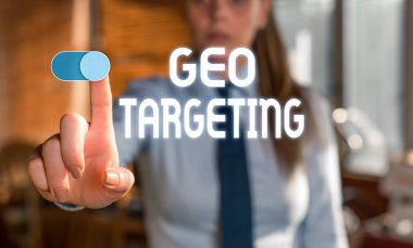 Coğrafi Hedefleme'yi gösteren metin işareti. Kavramsal fotoğraf Dijital Reklamlar Görünümler Ip Adres Adwords Kampanyalar Yer Bulanık kadın arka planda boş alanda parmak ile işaret.