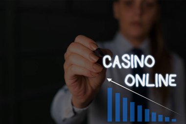 Casino Online'ı gösteren not yazma. Bilgisayar Poker Oyunu Gamble Royal Bet Lotto High Stakes Woman vitrine akıllı cihaz kullanarak sunum sunan resmi iş elbisesi giymek.