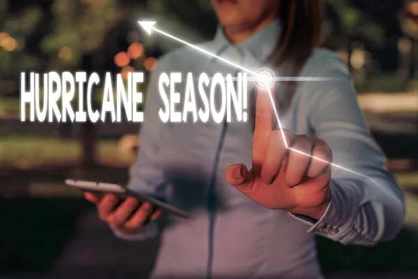 Escrevendo uma nota mostrando a temporada de furacões. Foto de negócios mostrando o tempo em que a maioria dos ciclones tropicais são esperados para desenvolver . — Fotografia de Stock