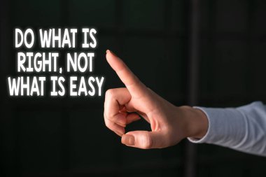 Do What Is Right'ı gösteren not yazmak Kolay Değil. Kopya alanını işaret eden el ile Dark'ı işaret eden sağ parmak için ayağa kalkmaya istekli olan iş fotoğrafı.