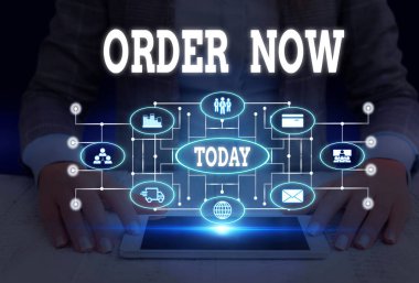 Şimdi Sipariş'i gösteren not yazma. Bir şirketten mal veya hizmet isteme faaliyetini sergileyen iş fotoğrafı Kadın akıllı cihaz kullanarak sunum sunan resmi iş elbisesi giymek.