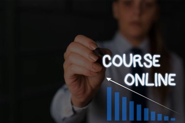 Course Online'ı gösteren not yazma. Elearning Elektronik Eğitim Uzaktan Çalışma Dijital Sınıf Kadın vitrine akıllı cihaz kullanarak sunum sunan resmi iş elbisesi giymek.