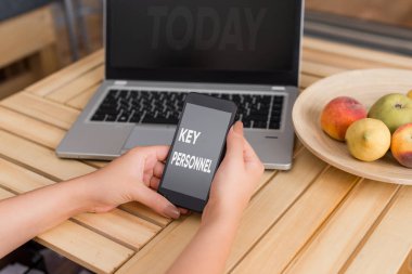 Anahtar Personel gösteren kavramsal el yazısı. Dizüstü akıllı telefon ve ofis malzemeleri teknolojisi ile İş fotoğraf vitrin Programı Müdürleri Baş Araştırmacı Proje Yöneticileri kadın.