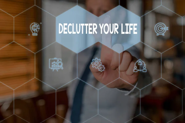 Ecriture conceptuelle montrant Declutter Your Life. Texte de la photo d'affaires Pour éliminer les choses étrangères ou des informations dans la vie Femme porter costume de travail présentant présentation appareil intelligent . — Photo