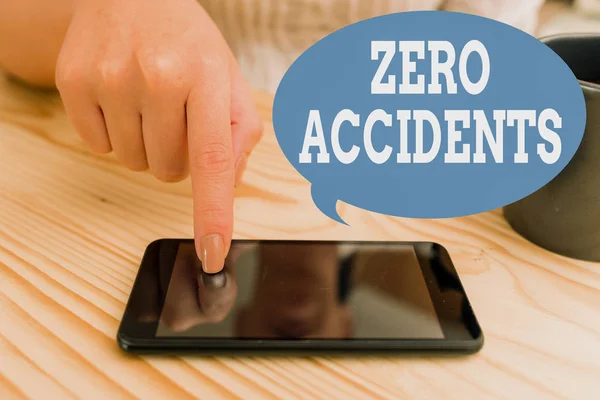 Texte indiquant zéro accident. Photo conceptuelle stratégie importante pour prévenir les accidents du travail femme utilisant smartphone fournitures de bureau dispositifs technologiques à l'intérieur de la maison . — Photo