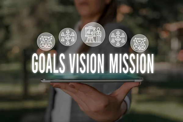 Handschrift Text Ziele Vision Mission. Konzept bedeutet praktischen Planungsprozess verwendet, um Community-Gruppe Frau tragen formale Arbeitsanzug Präsentation mit Smart-Gerät. — Stockfoto