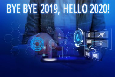 Kelime yazma metin Bye Bye 2019 Merhaba 2020. Geçen yıl veda etmek ve başka bir iyi bir Kadın karşılama için Iş konsepti akıllı cihaz kullanarak sunum sunan resmi iş elbisesi giymek.