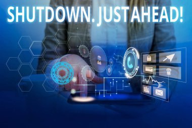 Word yazma metni Shutdown Just Ahead. Fabrika işini kapatmak için iş konsepti ya kısa ya da sonsuza kadar Kadın akıllı cihaz kullanarak sunum sunan resmi iş elbisesi giymek.