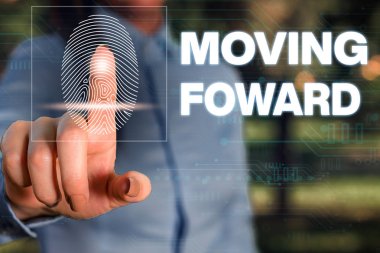 El yazısı metin yazma Hareketli Foward. Kavram anlamı Bir Noktaya Doğru İlerleme İleri Ye doğru İleri Ye doğru Kadın akıllı cihaz kullanarak sunum sunan resmi iş elbisesi giymek.